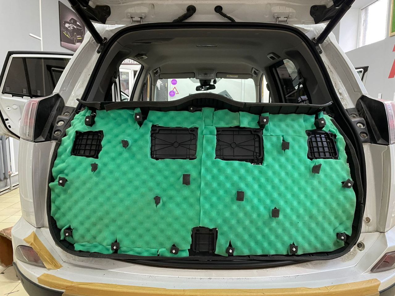 Обшивка багажника шумоизоляция Toyota RAV4 вибро+шумопоглотитель+антискрип фото